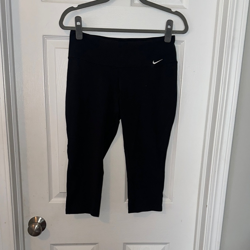 Nike Black Leggings with Wide Waistband and Form-Fitting Design
